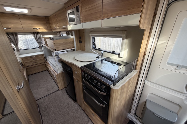 Elddis Avante 556
